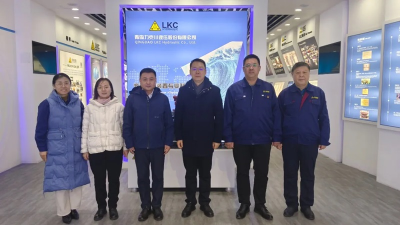 高新區(qū)工委委員、管委副主任張建軍一行蒞臨青島力克川液壓股份有限公司調研指導1.jpg